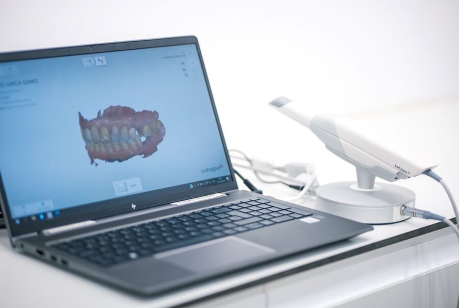 escaner intraoral Invisalign Ortodoncia Invisible en Madrid Clínica Dental en Madrid Dentistas en Embajadores Cita gratis Odontologos Base promocion descuento